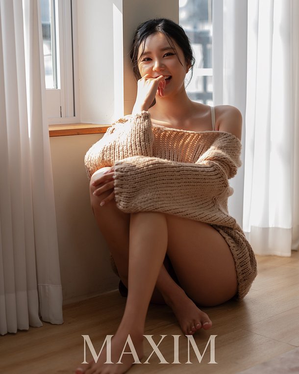 파일:스웨터를 입은 강승연.jpg